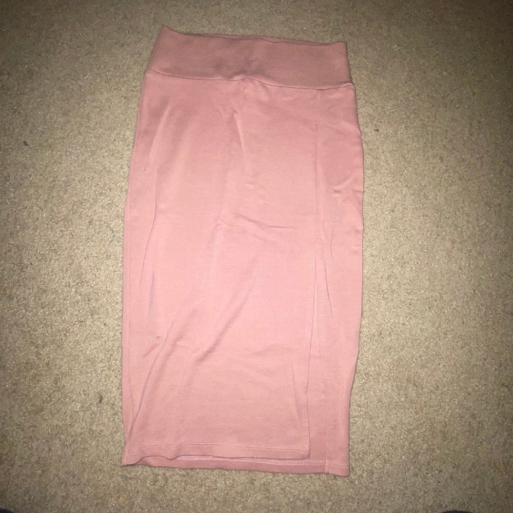 Slim long skirt with slit